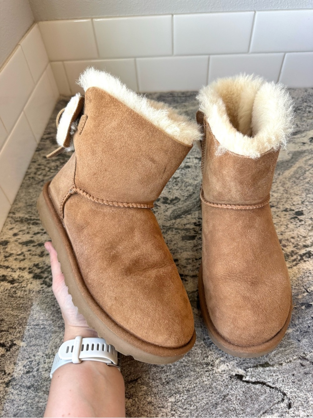 UGG Women's Mini Bailey Bow II in chestnut. Size 6. VVGUC